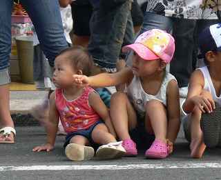 �x�藬�����̓��H�̌��������ɁA�܂��P�Έʂ̗c�����������A���߂̂����Ɍ����B�ꂷ��A�c���̎�U�肪�C�Ɋ|����B