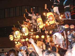 �b�B�X���̏�n��A�u������ҁv�ɂX��̎R�Ԃ����������āA�����q�̋������s����B�E�E�E����ł���������