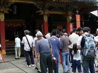 ���Ð_�Ђ̔q�a�̂��ΑK���̑O�ɂ͒����s�񂪏o���Ă���̂��J�����͒ǂ��܂����B